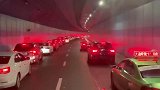 消防车出警被堵隧道 百辆车上演“教科书式”让道