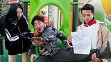 师生玩捉迷藏，老师为了找到学生，拿出满分试卷和火鸡面