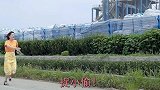 美女路边遇小偷，男子看到后放开狗狗，狗狗直接冲了上去将包夺回
