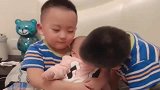 双胞胎哥哥第一次抱，刚两个月的妹妹，一脸宠溺的样子太暖了