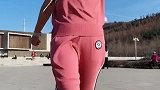 身穿粉红色运动套装的美女，自信满满，漂亮迷人
