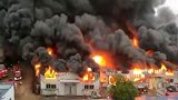 安徽六安一小商品批发市场发生大火 现场火势猛烈