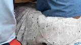 她身上有特殊的香味，招来这么多爱慕者