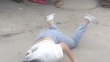 女孩在鬼城游玩，跑出来的瞬间趴在地上，碰上好心小伙帮忙擦手