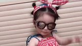 小宝宝的动作，看起来真的好呆萌呀