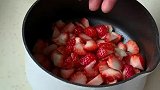 用草莓酱做几个吐司小花，一口一个酸甜可口