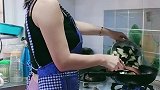 贤惠的人都喜欢厨房,这么漂亮能干的姑娘,男生应该都会喜欢上吧