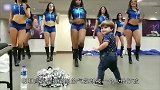 小男孩乱入拉拉队彩排，模仿慢半拍，逗乐一群小姐姐