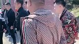 男子从监管所出来门口站满了兄弟