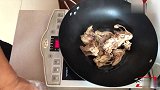 农村家常炖鸡肉，还没出锅就垂涎三尺