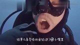 深海发现不明怪鱼,潜水员用块肉将其引诱,镜头拍下全过程