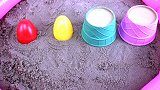 拿来4种颜色的神秘蛋，把神秘蛋种进沙子里，变出了超多小玩具