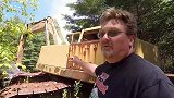 这次赚大了，野外捡到一台挖掘机，看修理工如何让它成功启动