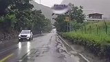 “我在老家呆着，就想妈妈了……” 小朋友因为想念妈妈，独自在国道上淋雨奔跑。幸好碰见好心人一路护送，找到家长