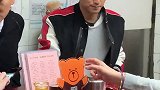 谢霆锋在香港一家小餐馆，这环境也太差了，我以为看错人了呢