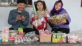 傻妞和妈妈带马蜂窝去小卖部换零食，没想到换了好多零食，真好吃