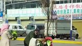大人用婴儿车运菜，宝宝被白菜包围成正宗娃娃菜