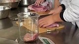 食品专业大学生课堂手制纯肉香肠，全班每人分了两根
