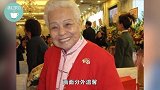 告别母亲后周润发首现身，带众港星外出爬山调节心情，露出笑脸！