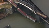 航拍：美国一火车桥上转弯处脱轨 2节坠进河中3节悬挂在桥上