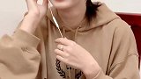 努力的女孩吃饭也不忘播一会