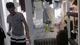 男子朝着室友打喷嚏，室友气得一顿骂