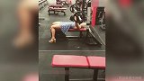 来不及了！金发美女穿着裙子就来举铁了 难道赶着去约会？