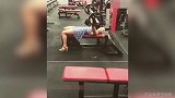 来不及了！金发美女穿着裙子就来举铁了 难道赶着去约会？