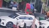 这技术怎么样？让不少男司机也自愧不如吧