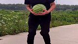 帅哥本想贪小便宜，结果却反被坑，下一幕太惨了！