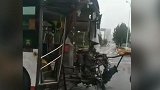 惊心！长春9路公交车发生事故 车辆受损严重：碎片遍地