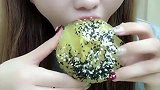 萌妹子吃冰，这吃相真好看，网友好漂亮的小姐姐