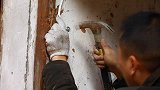 两兄弟吃“露天锅”, 半瓶酒, 能喝完吗
