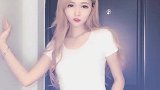 金发小姐姐穿搭有范，舞姿也是精彩好看，值得给个赞