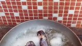 见过吃甘蔗的，我还是第一次见炸甘蔗的，真是个人才啊