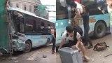汕头一公交车撞上在建房屋 乘客带行李跳窗逃生