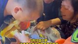 男孩贪玩头卡沙发圆洞，消防员破拆解救！