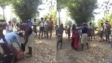 印度少女和情人私奔遭人当众扒衣暴打 父亲还被迫在现场观看