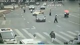 爆新鲜-20170624-贵州铜仁2岁男童突然跑进车流交警飞身救下