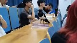 鸟儿学长教室旁听，结果没想到耳机被叼走