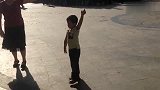 街舞-14年-实拍4岁小神童与大妈同跳销魂广场舞-新闻