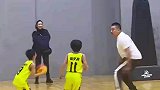 爸爸们与孩子们的篮球争霸赛，满满都是技术较量