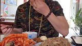 东北大哥这大口吃肉的样子，看着就让人羡慕，不愧是家里有矿的人