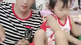 爸爸和宝贝一起用勺子吃西瓜块