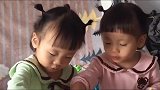妈妈拿柠檬套路双胞胎姐妹，姐姐吃完柠檬的这表情让我看了三遍