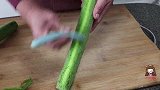 今天才学会，炒丝瓜不要先放油，一个妙招，丝瓜不出汤不发黑