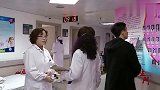 这么大年纪了，还要在病房照顾儿媳妇，当婆婆也真不容易