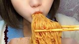 小姐姐又开始吃火鸡面了，是不是火鸡面吃多了都容易上瘾