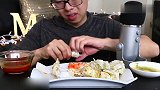 小哥第一次吃帝王蟹，这吃法让人看得着急