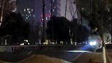 小哥闲暇时间在运动公园玩耍
